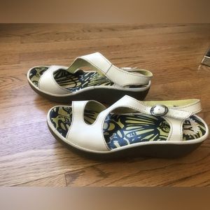 White Fly London leather sandals with tan stitching made in Portugal Size 40